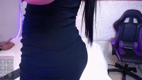 Snapshot of ambersfoxx chatting on 11-04-25, 02:27 ambers online show from 11-04-25, 02:27