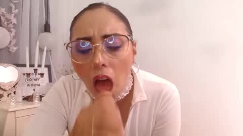 Snapshot of ameliamarss chatting on 01-23-25, 02:12 Chloe online show from 01-23-25, 02:12