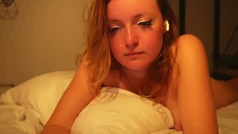 Snapshot of ameliasweety69 chatting on 01-23-25, 07:51 Amelia online show from 01-23-25, 07:51