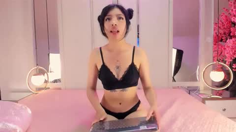 AMELIA TREVICOTT  online show from 11-08-25, 04:23