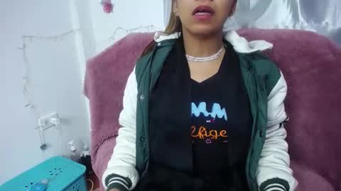 Snapshot of amelie01bronw chatting on 12-31-24, 12:25 amelie brown online show from 12-31-24, 12:25