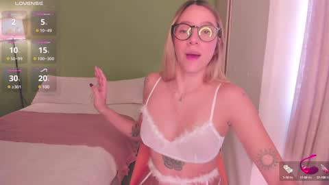 Snapshot of ameliegraham chatting on 01-24-25, 08:22 Amelie Graham online show from 01-24-25, 08:22