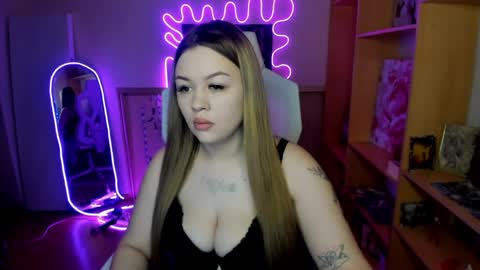 Snapshot of ameliepeach chatting on 04-12-26, 01:21 Amelie online show from 04-12-26, 01:21