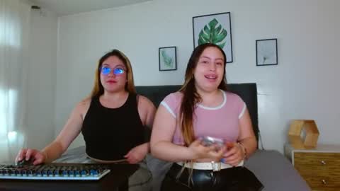 Snapshot of amelierose1 chatting on 06-26-26, 02:43 Amelie online show from 06-26-26, 02:43