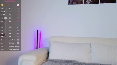 Snapshot of amelietarson chatting on 12-18-25, 07:42 Victoria online show from 12-18-25, 07:42