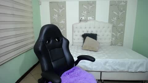 Snapshot of amell_thomson chatting on 12-07-24, 10:01 Amell Thomson online show from 12-07-24, 10:01