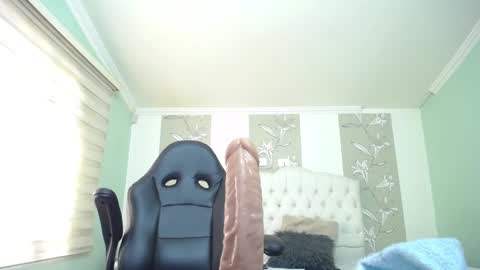 Snapshot of amell_thomson chatting on 12-11-24, 02:11 Amell Thomson online show from 12-11-24, 02:11