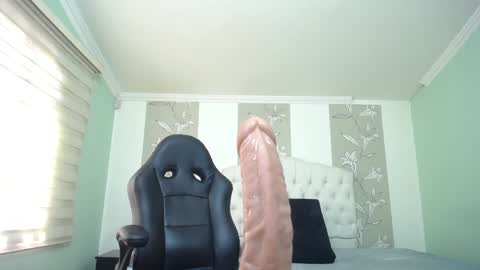 Snapshot of amell_thomson chatting on 12-12-24, 02:00 Amell Thomson online show from 12-12-24, 02:00