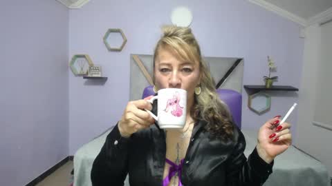 Snapshot of amell_thomson chatting on 12-24-24, 10:01 Amell Thomson online show from 12-24-24, 10:01