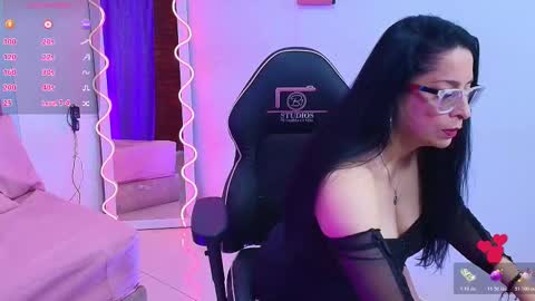 Snapshot of amely_tay chatting on 10-20-25, 11:32 AMELY online show from 10-20-25, 11:32