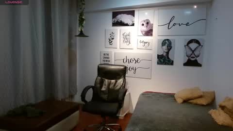 Snapshot of amethystshadow chatting on 11-30-25, 02:21 amethystshadow online show from 11-30-25, 02:21