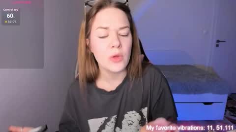 Snapshot of ami_amour_ chatting on 01-08-26, 04:31 Hi-hi I am Kate welcome to my sexy room online show from 01-08-26, 04:31