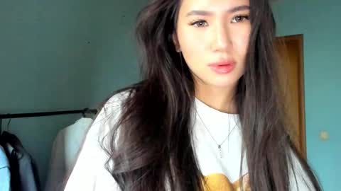 Snapshot of amina_artin chatting on 10-24-25, 12:01 Amina online show from 10-24-25, 12:01