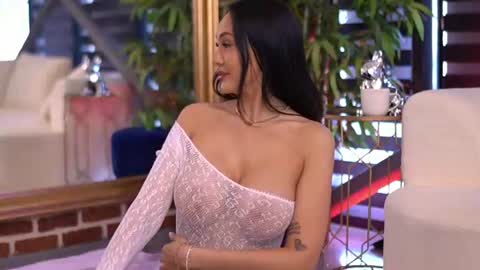 Snapshot of amiraaluxe chatting on 07-06-26, 06:10 Amira online show from 07-06-26, 06:10