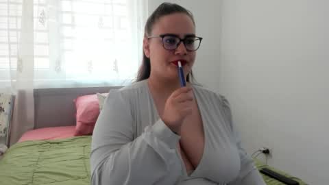 Snapshot of amiravyxen chatting on 05-05-26, 07:05 Amira Vyxen online show from 05-05-26, 07:05