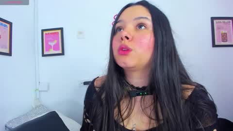 Snapshot of ammy_v chatting on 11-25-25, 04:34 Lu online show from 11-25-25, 04:34