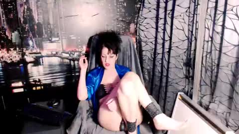 Snapshot of amour_sweet chatting on 12-18-25, 11:00 Sarah online show from 12-18-25, 11:00