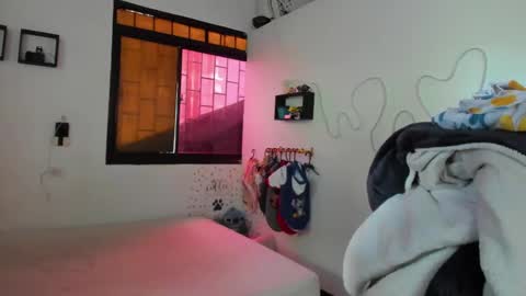 Snapshot of amy_and_eloise chatting on 10-04-25, 04:16 AmyEloise online show from 10-04-25, 04:16