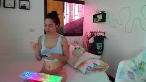 Snapshot of amy_and_eloise chatting on 10-08-25, 02:36 AmyEloise online show from 10-08-25, 02:36