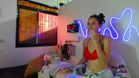 Snapshot of amy_and_eloise chatting on 10-19-25, 03:23 AmyEloise online show from 10-19-25, 03:23