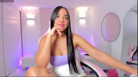 Snapshot of amy_medina_ chatting on 03-08-25, 05:33 Emily online show from 03-08-25, 05:33