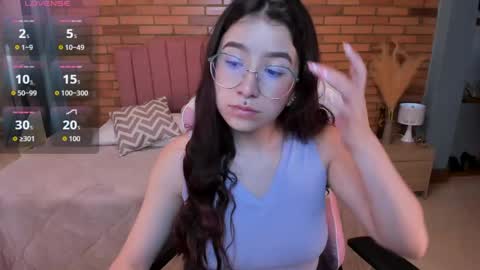 Snapshot of amy_sophiaa chatting on 05-19-26, 11:27 Amy sophia 3 online show from 05-19-26, 11:27