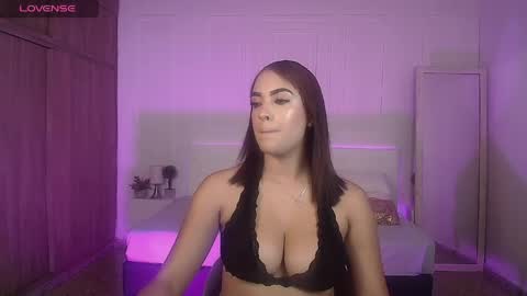 Snapshot of amyjohnsonn chatting on 04-27-26, 02:31 amyjohnsonn online show from 04-27-26, 02:31