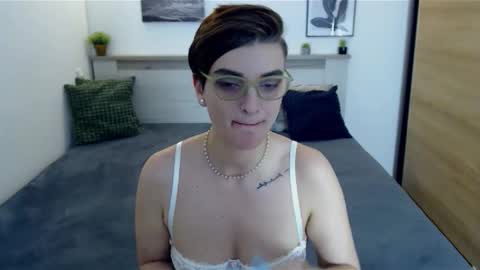 Snapshot of amylexy chatting on 12-16-25, 03:44 Hi there guys My pleasure in your hands pvt is open online show from 12-16-25, 03:44