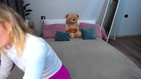 Snapshot of amymilson chatting on 12-04-24, 03:21 amymilson online show from 12-04-24, 03:21