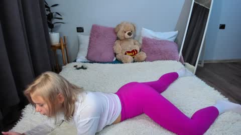 Snapshot of amymilson chatting on 12-19-24, 07:18 amymilson online show from 12-19-24, 07:18