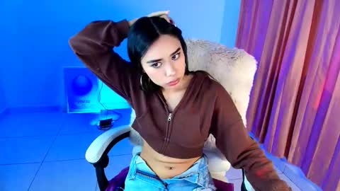 Snapshot of amyolimpo chatting on 01-09-26, 04:15 Amy ... Nice to meet u thumb up me please its important online show from 01-09-26, 04:15