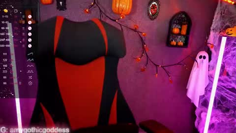 Snapshot of amywhitenessxx chatting on 10-25-25, 10:45 Amy switch Goddess divine Mistress online show from 10-25-25, 10:45