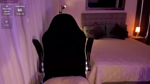 Snapshot of amywoods chatting on 10-27-25, 07:40 online show from 10-27-25, 07:40