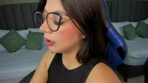 Snapshot of anagil_ chatting on 06-10-26, 01:54 A N A online show from 06-10-26, 01:54