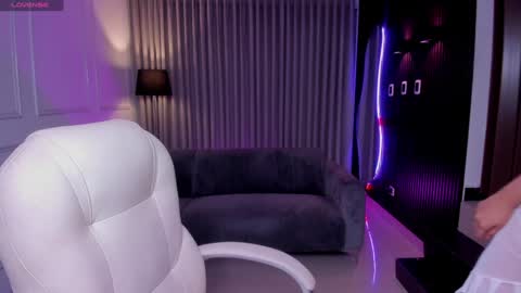 Snapshot of anahi_curlie1 chatting on 01-25-25, 08:10 Anahi Curlie online show from 01-25-25, 08:10