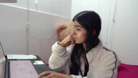 Snapshot of anahibrowns95 chatting on 12-17-25, 08:04 Anahi Browns online show from 12-17-25, 08:04