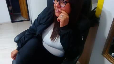 Snapshot of anaids_dam chatting on 12-22-24, 07:00 anaids online show from 12-22-24, 07:00