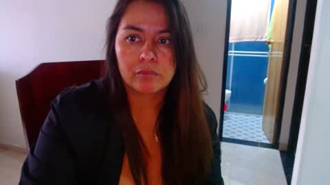 Snapshot of anaids_dam chatting on 12-23-24, 09:40 anaids online show from 12-23-24, 09:40