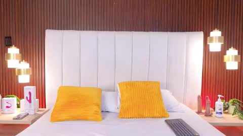 Mia online show from 10-22-25, 12:27