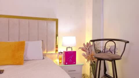 Mia online show from 04-11-26, 12:09