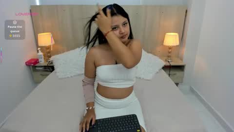 Andrea Caicedo online show from 10-03-25, 07:33