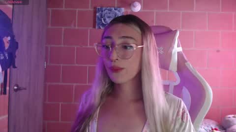 Snapshot of andrea_camila chatting on 04-21-26, 01:28 Andrea online show from 04-21-26, 01:28