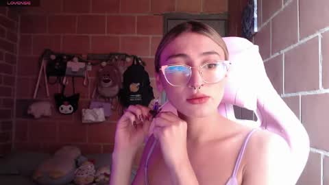 Snapshot of andrea_camila chatting on 05-25-26, 04:24 Andrea online show from 05-25-26, 04:24