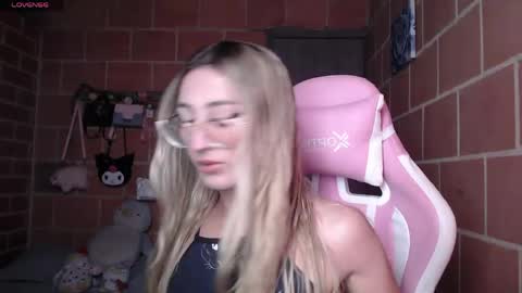 Snapshot of andrea_camila chatting on 05-26-26, 04:14 Andrea online show from 05-26-26, 04:14