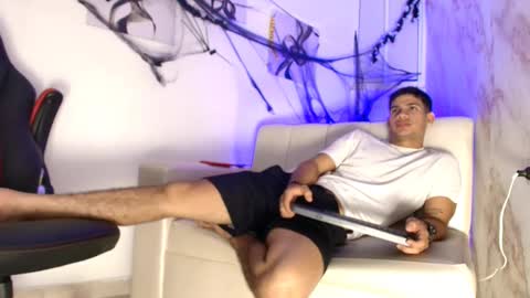 Snapshot of andres_stud chatting on 10-29-25, 05:20 andres_stud online show from 10-29-25, 05:20
