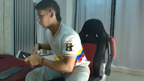 Snapshot of andres_stud777 chatting on 09-29-25, 04:28 ANDRES online show from 09-29-25, 04:28