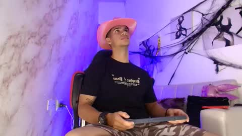 Snapshot of andres_stud777 chatting on 10-27-25, 04:27 ANDRES online show from 10-27-25, 04:27