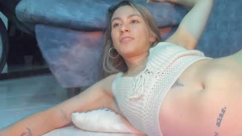 Snapshot of andresgiraldo1 chatting on 03-09-25, 12:00 Isa --------- online show from 03-09-25, 12:00