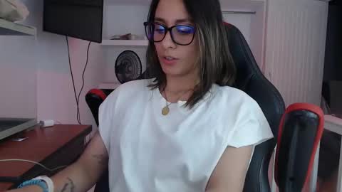 Snapshot of andresgiraldo1 chatting on 11-12-25, 12:22 Isa --------- online show from 11-12-25, 12:22