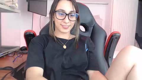 Snapshot of andresgiraldo1 chatting on 11-17-25, 01:00 Isa --------- online show from 11-17-25, 01:00